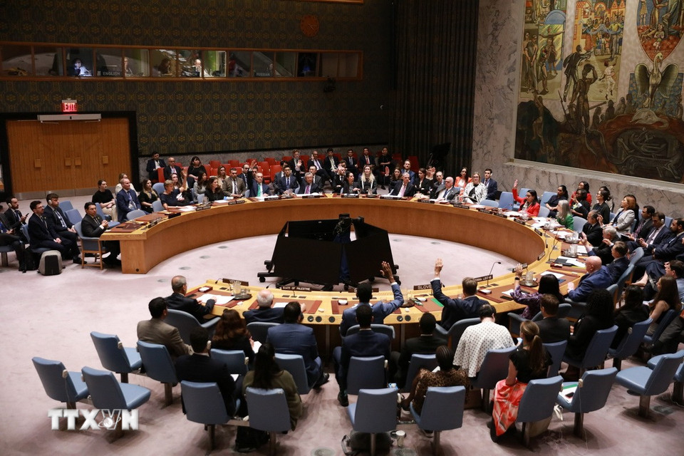 Ngày 4/6/2025, Hội đồng Bảo an Liên hợp quốc đã không thông qua được dự thảo nghị quyết kêu gọi ngừng bắn ngay lập tức và lâu dài tại Gaza sau khi Mỹ, Ủy viên thường trực Hội đồng, bỏ phiếu phủ quyết với lý do văn kiện không gắn với việc trả tự do vô điều kiện cho tất cả 58 con tin còn bị giam giữ, lên án Hamas và yêu cầu phong trào này giải giáp vũ khí. (Ảnh: THX/TTXVN)