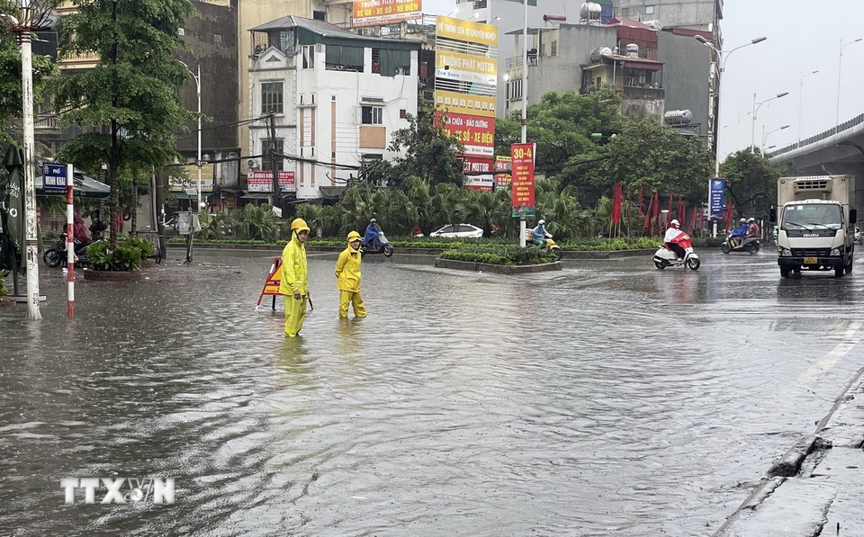 Lực lượng chức năng phân luồng giao thông đảm bảo an toàn. (Ảnh: Trần Việt/TTXVN)