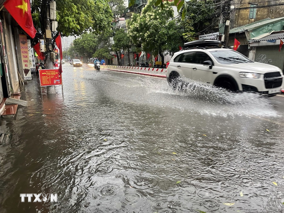 Ngập úng trên tuyến phố Minh Khai, quận Hai Bà Trưng. (Ảnh: Trần Việt/TTXVN)