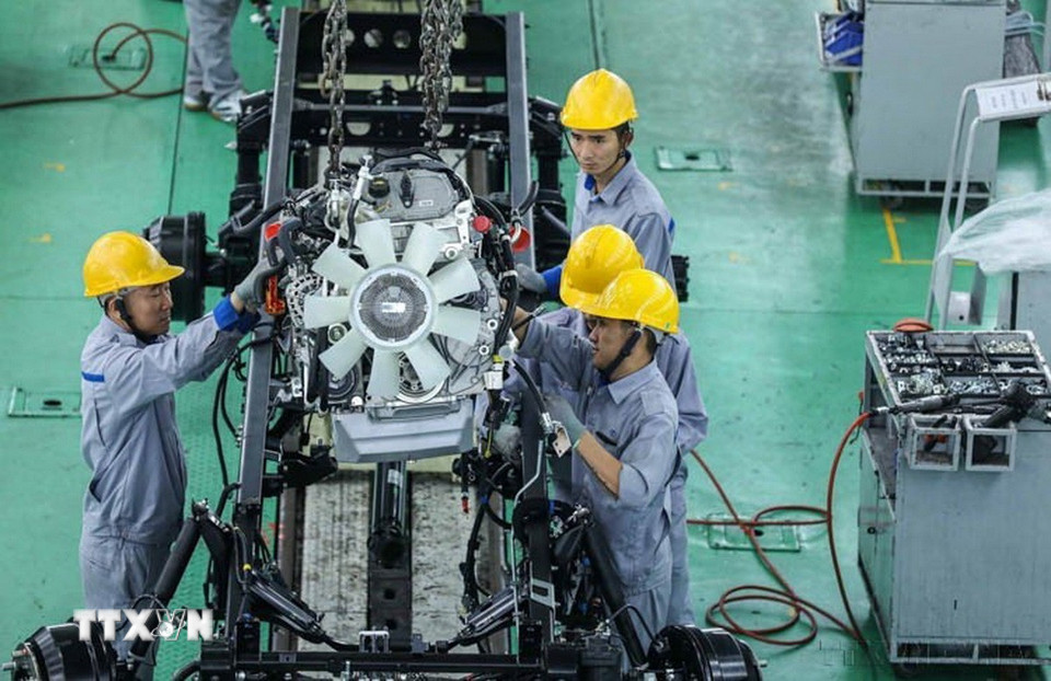 Cùng với hệ thống máy móc hiện đại, lực lượng lao động của Công ty cổ phần Tập đoàn Trường Hải (THACO) thường xuyên được đào tạo, nâng cao tay nghề để đáp ứng yêu cầu ngày càng cao của khách hàng. (Ảnh: Quốc Khánh/TTXVN)