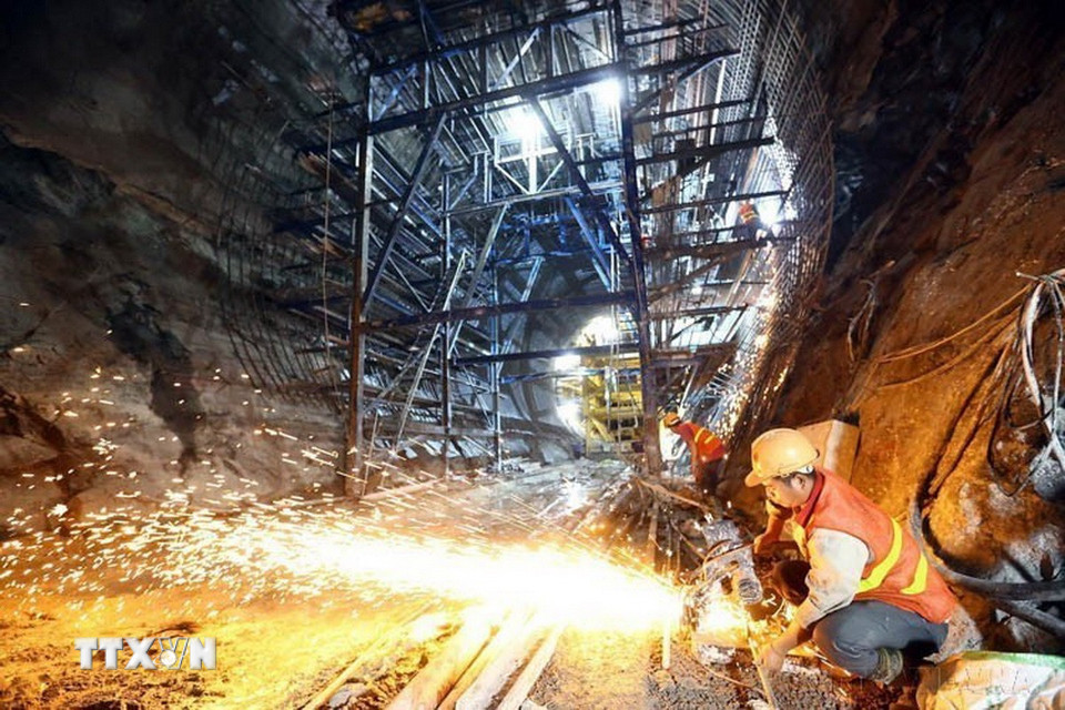 Công nhân thi công tại khu vực hầm dẫn dòng thuộc Dự án nhà máy Thủy điện Hòa Bình mở rộng. (Ảnh: Huy Hùng/TTXVN)