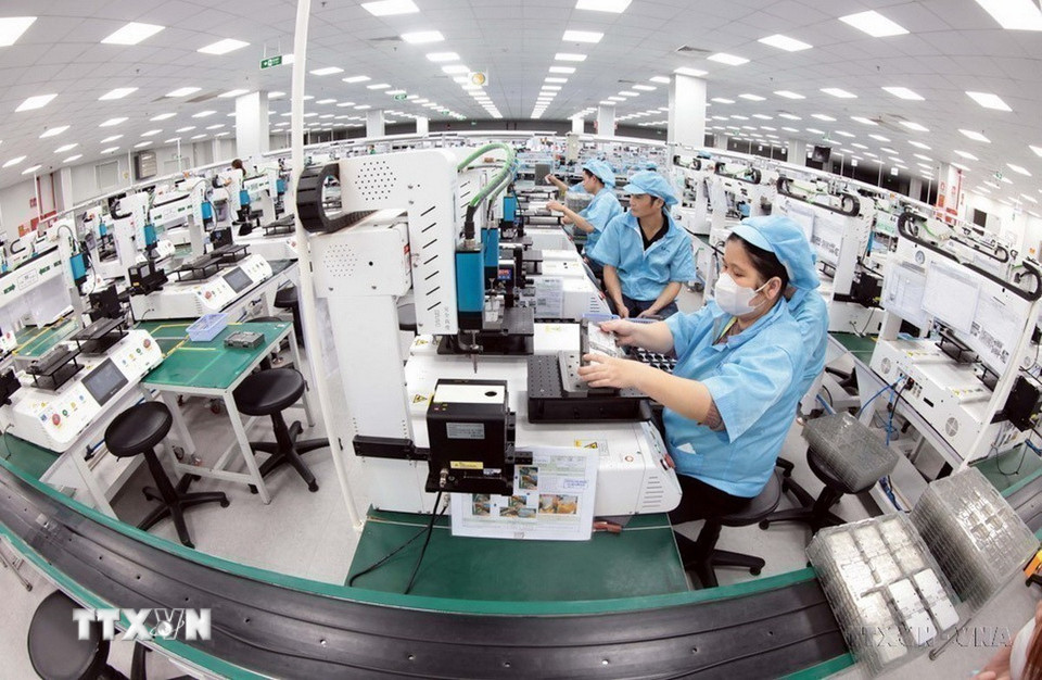 Hoạt động sản xuất tại Công ty TNHH Khvatec Thái Nguyên (vốn đầu tư của Hàn Quốc) tại KCN Yên Bình, thành phố Phổ Yên, chuyên dập, đúc, mạ, lắp ráp các linh kiện điện tử phục vụ cho ngành công nghiệp điện tử. (Ảnh: Trần Việt/TTXVN)