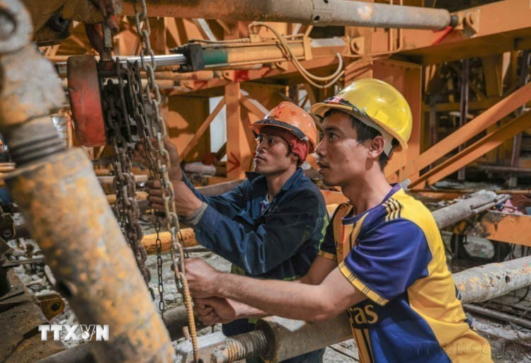 Công nhân tích cực lao động, đẩy nhanh tiến độ tại hầm số 3 - hầm dài nhất trên toàn tuyến thuộc cao tốc Quảng Ngãi-Hoài Nhơn. (Ảnh: Hoàng Hiếu/TTXVN)