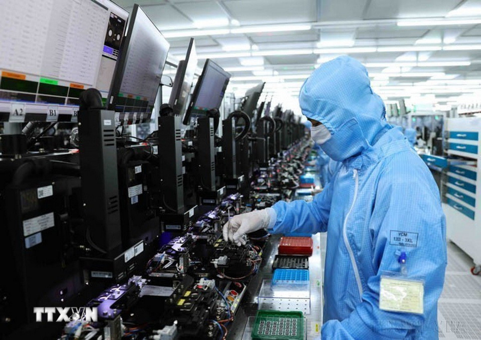 Công nhân dây chuyền sản xuất modul camera và linh kiện điện tử xuất khẩu tại nhà máy của Công ty trách nhiệm hữu hạn MCNEX VINA, 100% vốn đầu tư của Hàn Quốc, trong Khu công nghiệp Phúc Sơn, tỉnh Ninh Bình. (Ảnh: Vũ Sinh/TTXVN)