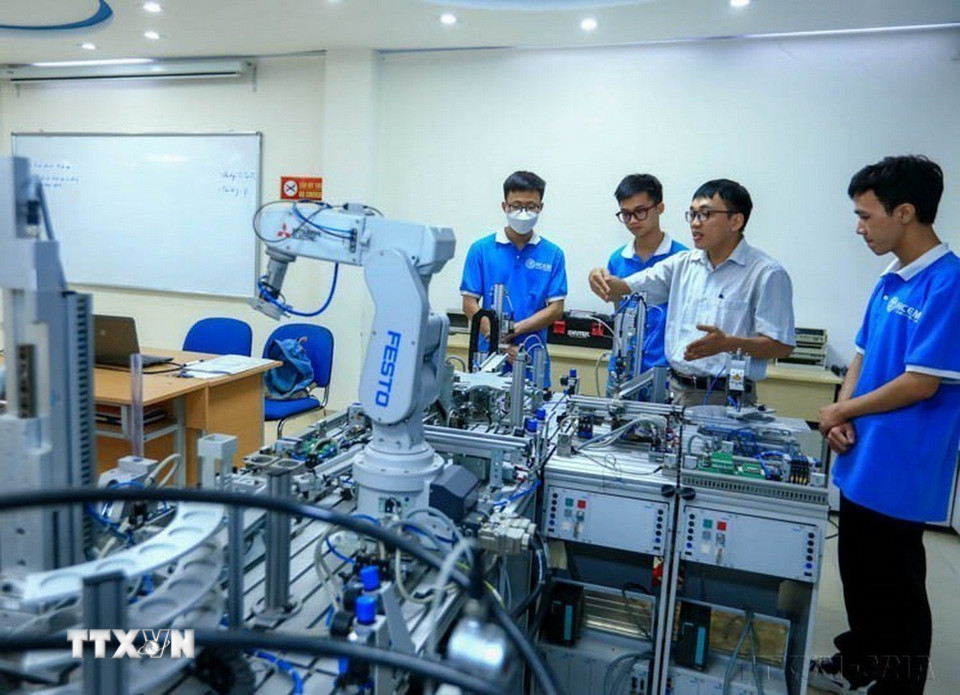 10.000 học sinh, sinh viên của trường Cao đẳng Cơ điện Hà Nội được học tập tại 7 cơ sở với trang thiết bị hiện đại, giúp học sinh, sinh viên dễ dàng tiếp cận những kỹ thuật tiên tiến nhất. (Ảnh: Hoàng Hiếu/TTXVN)