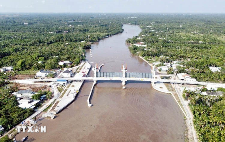 Giai cấp công nhân Việt Nam là lực lượng xã hội đi tiên phong, làm chủ những công nghệ, khoa học tiên tiến nhất của thế giới để hiện thực hóa khát vọng hùng cường của dân tộc Việt Nam. Trong ảnh: Xây dựng cống âu Rạch Mọp ngăn mặn, giữ ngọt lớn nhất Sóc Trăng. (Ảnh: Trung Hiếu/TTXVN)