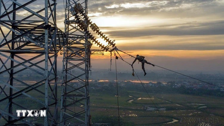 Hàng ngàn kỹ sư, công nhân ngành điện và các nhà thầu đã trần mình trong nắng, trong mưa chạy đua với thời gian trên công trường thi công Đường dây 500kV mạch 3 từ Quảng Trạch (Quảng Bình) đến Phố Nối (Hưng Yên) - công trình trọng điểm quốc gia, có ý nghĩa rất quan trọng trong việc nâng cao năng lực truyền tải điện Bắc-Nam. (Ảnh: Huy Hùng/TTXVN)