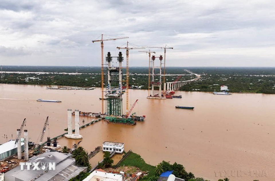 Công nhân trên công trường cầu Rạch Miễu 2 thi công xuyên Lễ Quốc khánh 2/9 để đảm bảo tiến độ xây dựng công trình, phấn đấu vượt tiến độ, hoàn thành công trình vào dịp Quốc khánh 2/9/2025. (Ảnh: Hồng Đạt/TTXVN)