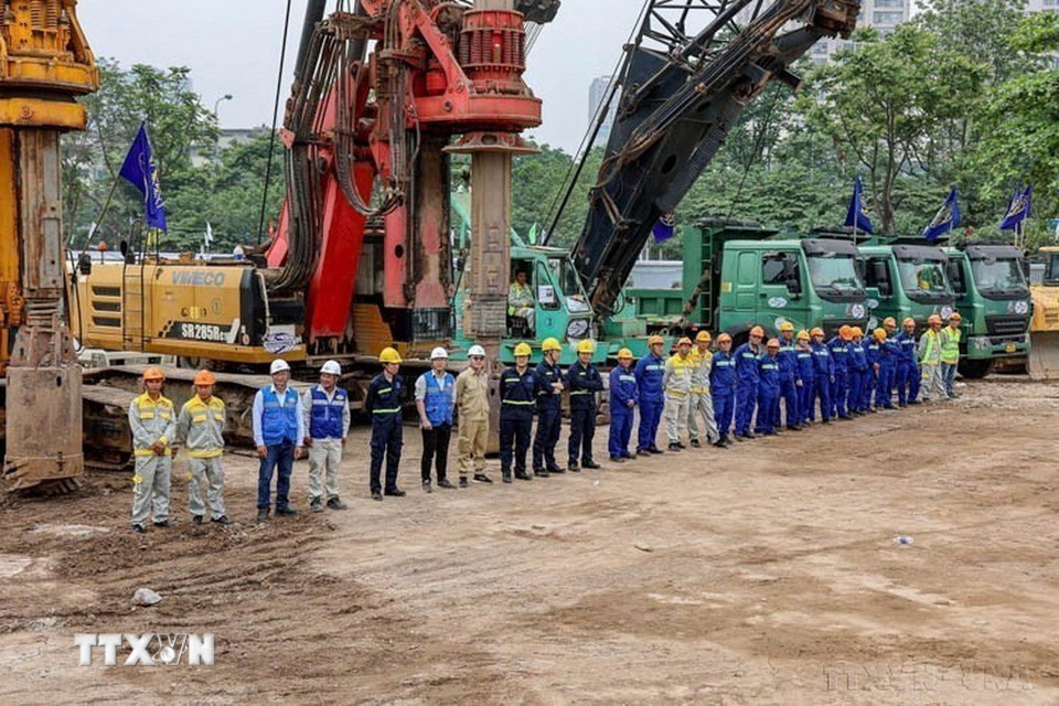 Các kỹ sư, công nhân xây dựng tại Lễ khởi công Dự án đầu tư xây dựng nút giao khác mức giữa đường Vành đai 3,5 với Đại lộ Thăng Long và thông xe tuyến đường Lê Quang Đạo kéo dài nối quận Nam Từ Liêm với quận Hà Đông (Hà Nội, 19/4/2025). (Ảnh: Trung Nguyên/TTXVN)