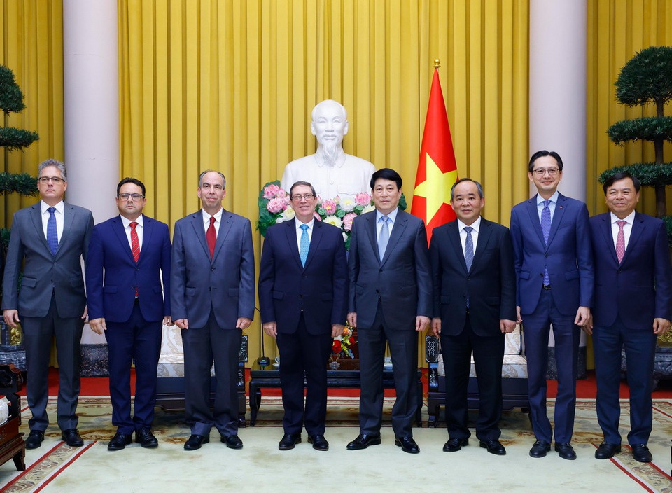 Chủ tịch nước Lương Cường với Ủy viên Bộ Chính trị, Bộ trưởng Ngoại giao Cuba Bruno Rodríguez Parrilla và đại biểu. (Ảnh: Lâm Khánh/TTXVN)