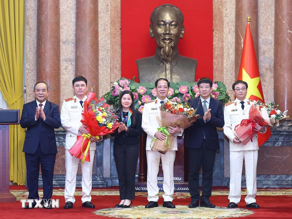 Lãnh đạo các cơ quan chúc mừng các đồng chí được bổ nhiệm. (Ảnh: Lâm Khánh/TTXVN)