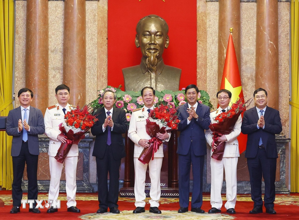 Lãnh đạo các ban, bộ chúc mừng các đồng chí được bổ nhiệm. (Ảnh: Lâm Khánh/ TTXVN.