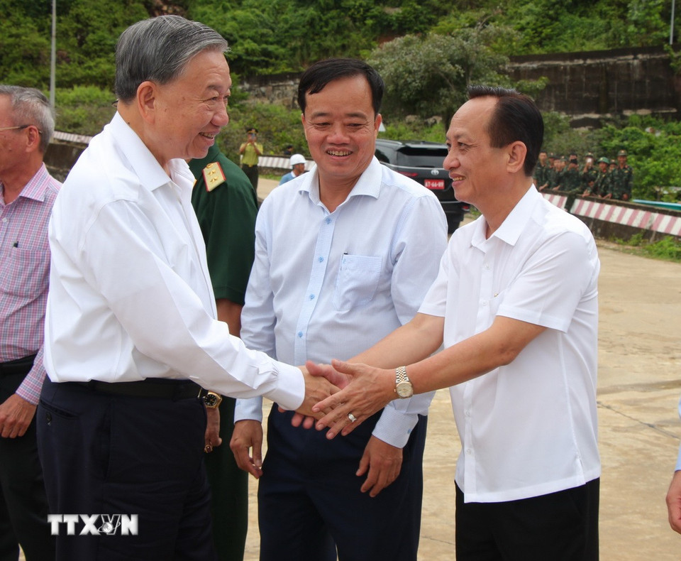 Tổng Bí thư Tô Lâm thăm và làm việc tại Hòn Khoai (tỉnh Cà Mau). (Ảnh: Chanh Đa/TTXVN)