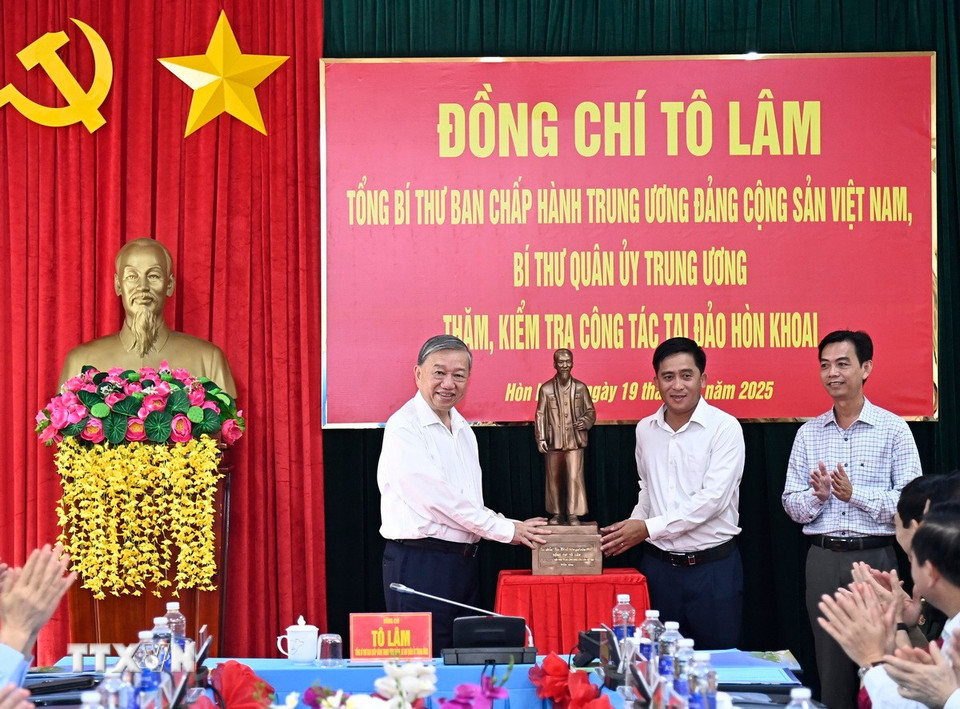 Tổng Bí thư Tô Lâm tặng tượng Bác Hồ cho xã Đất Mũi, tỉnh Cà Mau. (Ảnh: Chanh Đa/TTXVN)