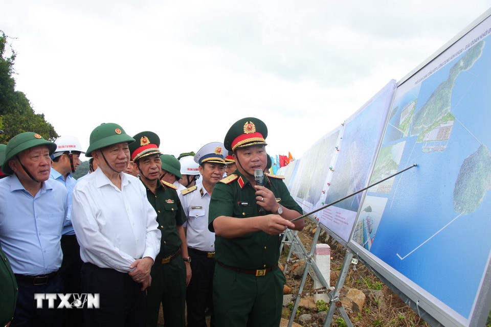Thiếu tướng Nguyễn Hữu Ngọc, Tư lệnh Binh đoàn 12 trình bày tình hình triển khai các dự án trọng điểm tại Hòn Khoai (Cà Mau). (Ảnh: Chanh Đa/TTXVN)