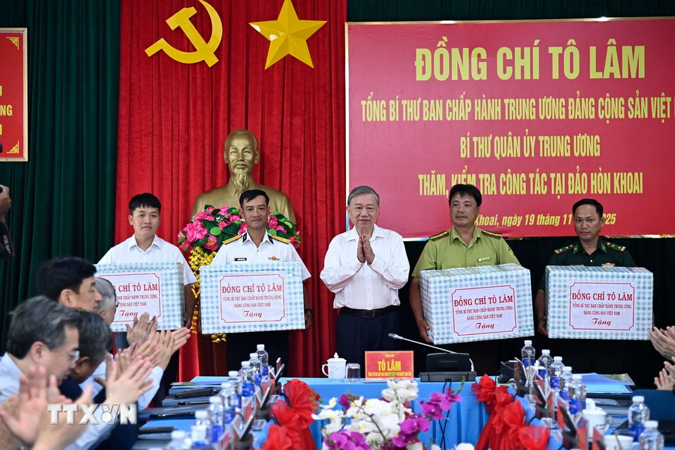 Tổng Bí thư Tô Lâm tặng quà các đơn vị thi công dự án trên đảo Hòn Khoai. (Ảnh: Chanh Đa/TTXVN)