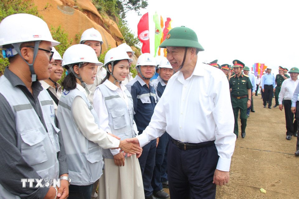 Tổng Bí thư Tô Lâm động viên công nhân các đơn vị thi công nhân chuyến thăm và làm việc tại Hòn Khoai, tỉnh Cà Mau. (Ảnh: Chanh Đa/TTXVN)