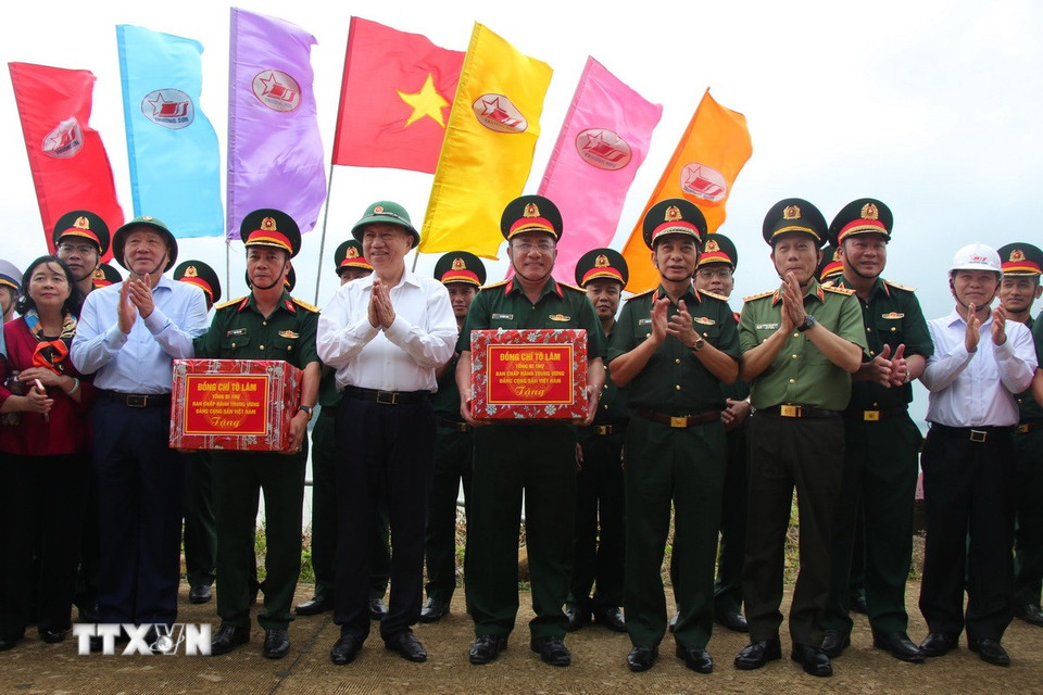 Tổng Bí thư Tô Lâm tặng quà các đơn vị thi công dự án trên đảo Hòn Khoai. (Ảnh: Chanh Đa/TTXVN)