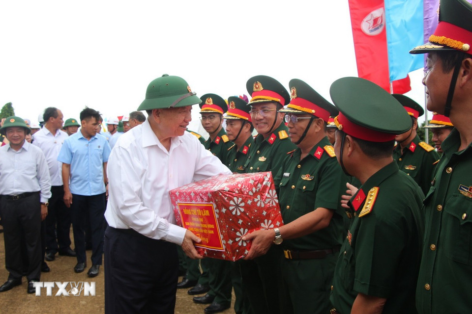 Tổng Bí thư Tô Lâm trao quà đến các đơn vị thi công công trình nhân chuyến thăm, làm việc tại Hòn Khoai, tỉnh Cà Mau. (Ảnh: Chanh Đa/TTXVN)
