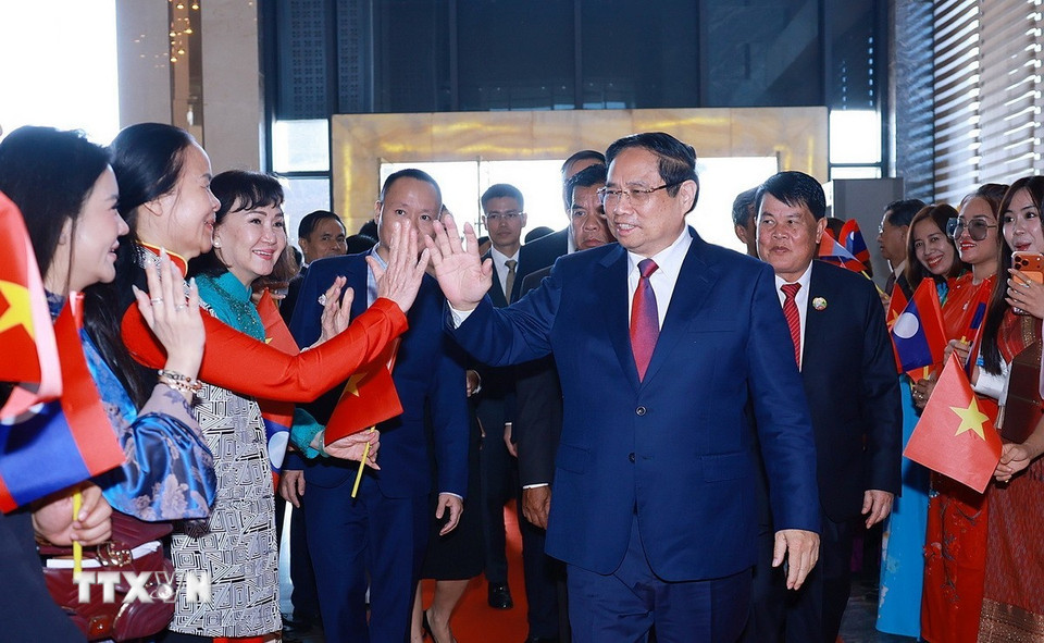 Cán bộ, nhân viên Đại sứ quán Việt Nam tại Lào đón Thủ tướng Phạm Minh Chính đến Thủ đô Vientiane đồng chủ trì Kỳ họp lần thứ 48 Ủy ban liên Chính phủ Việt Nam-Lào. (Ảnh: Dương Giang/TTXVN)