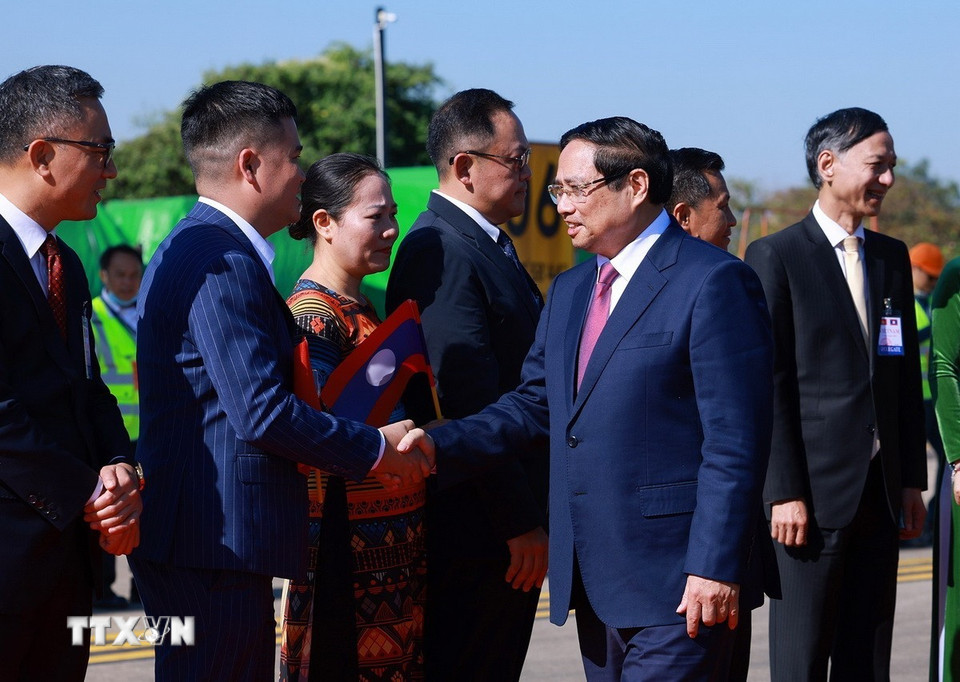 Lễ đón Thủ tướng Phạm Minh Chính đến Thủ đô Vientiane đồng chủ trì Kỳ họp lần thứ 48 Ủy ban liên Chính phủ Việt Nam-Lào. (Ảnh: Dương Giang/TTXVN)