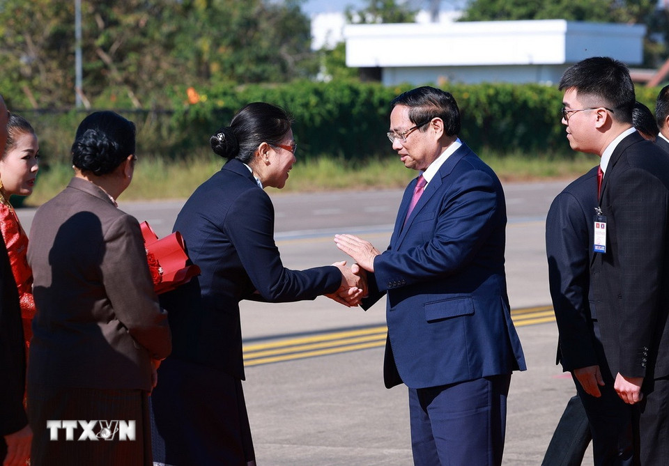 Lễ đón Thủ tướng Phạm Minh Chính đến Thủ đô Vientiane đồng chủ trì Kỳ họp lần thứ 48 Ủy ban liên Chính phủ Việt Nam-Lào. (Ảnh: Dương Giang/TTXVN)