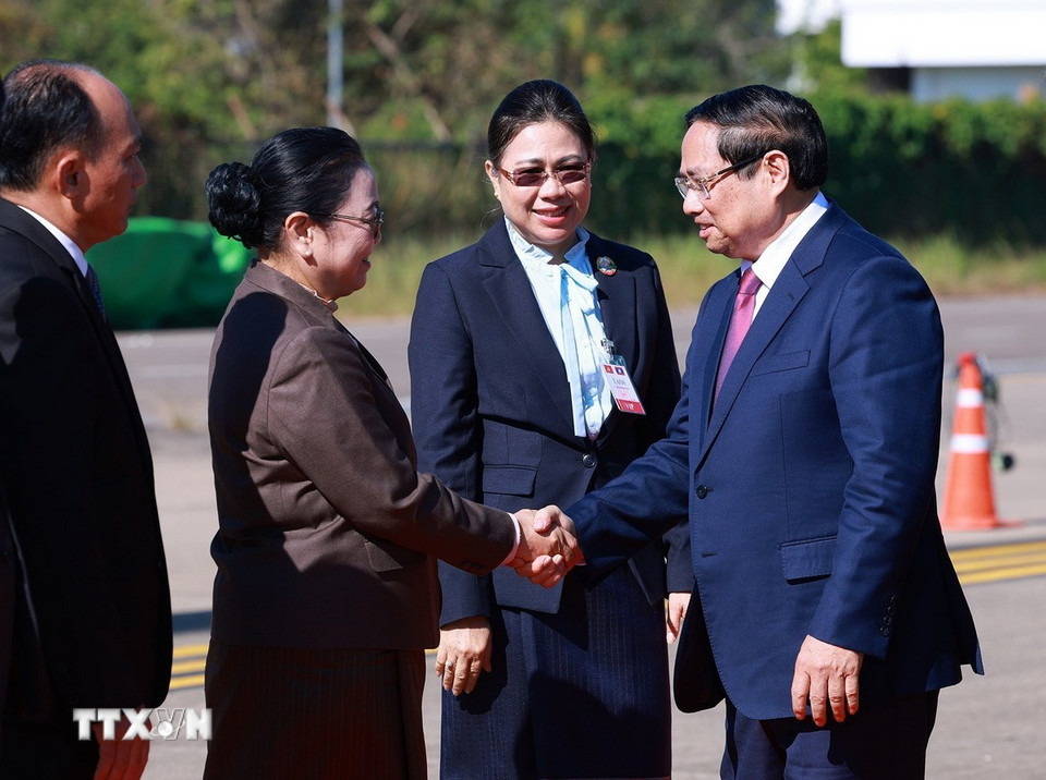 Lễ đón Thủ tướng Phạm Minh Chính đến Thủ đô Vientiane đồng chủ trì Kỳ họp lần thứ 48 Ủy ban liên Chính phủ Việt Nam-Lào. (Ảnh: Dương Giang/TTXVN)