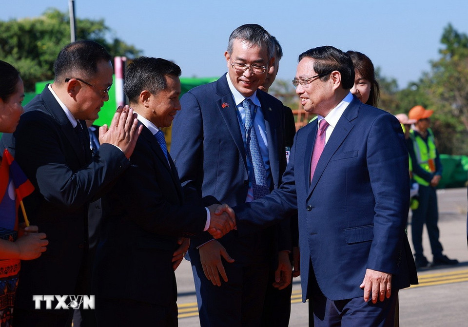 Lễ đón Thủ tướng Phạm Minh Chính đến Thủ đô Vientiane đồng chủ trì Kỳ họp lần thứ 48 Ủy ban liên Chính phủ Việt Nam-Lào. (Ảnh: Dương Giang/TTXVN)
