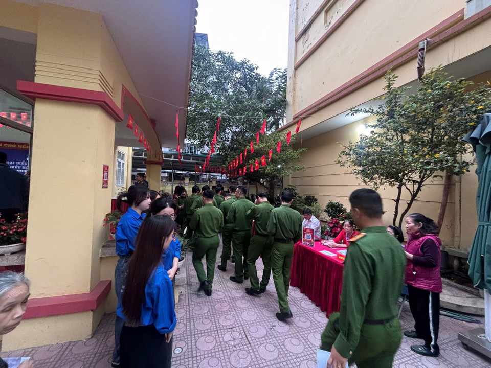 Các cử tri là chiến sỹ đến điểm bầu cử số 1, phường Vĩnh Hưng. (Ảnh: Thu Hương/Vietnam+)