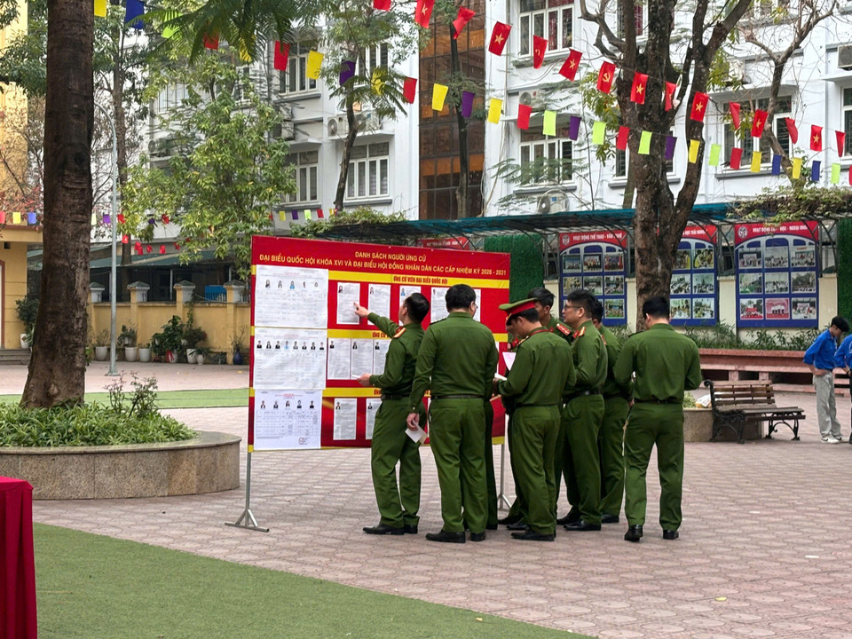 Các cử tri nghiên cứu tiểu sử các ứng viên. (Ảnh: Thu Hương/Vietnam+)