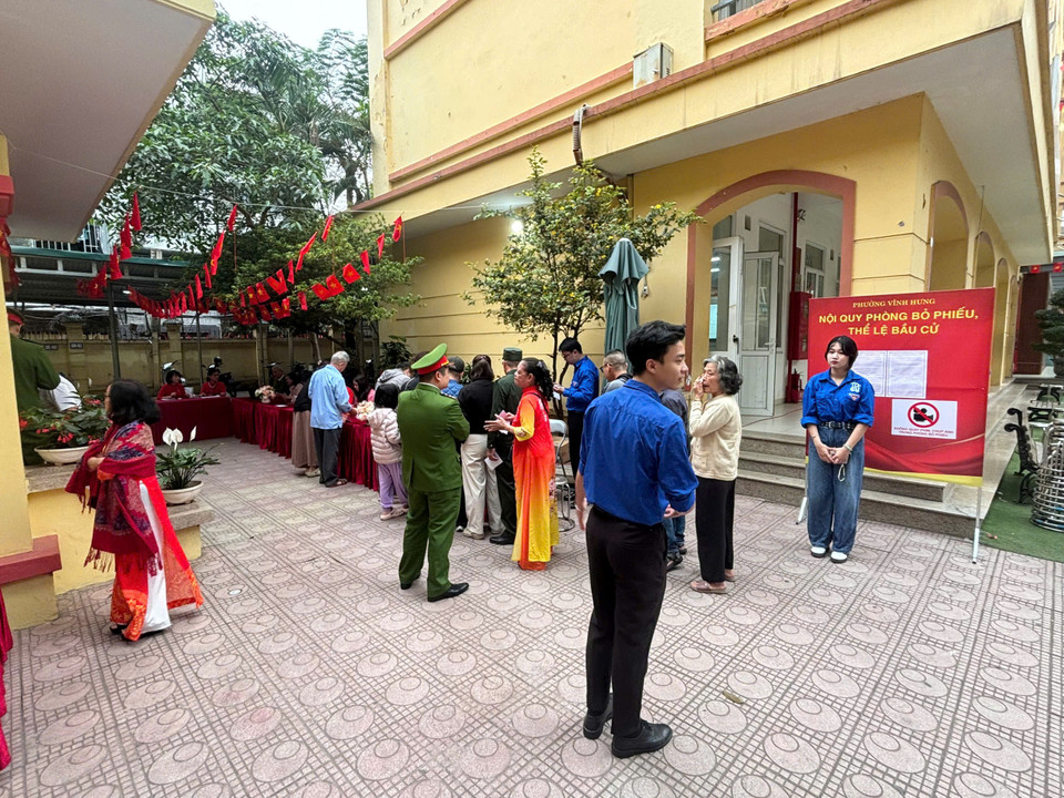Không khí bầu cử rộn ràng tại điểm bầu cử số 1, phường Vĩnh Hưng. (Ảnh: Thu Hương/Vietnam+)