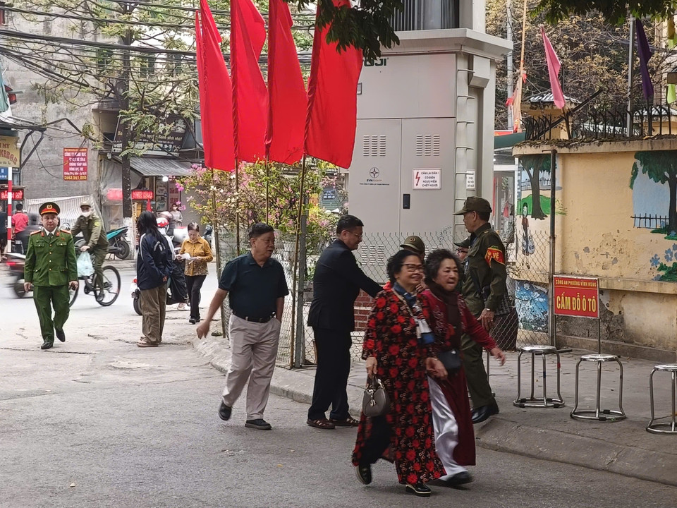 Cử tri đến điểm bầu cử số 1, phường Vĩnh Hưng. (Ảnh: Thu Hương/Vietnam+)