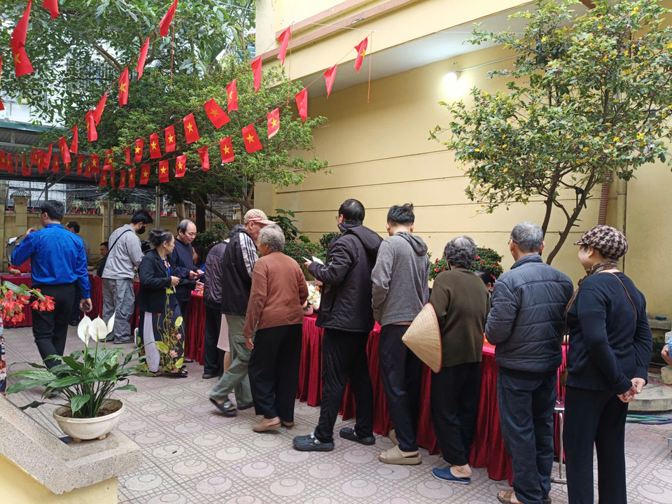 Các cử tri xếp hàng lấy phiếu bầu cử tại điểm bầu cử số 1, phường Vĩnh Hưng. (Ảnh: Thu Hương/Vietnam+)