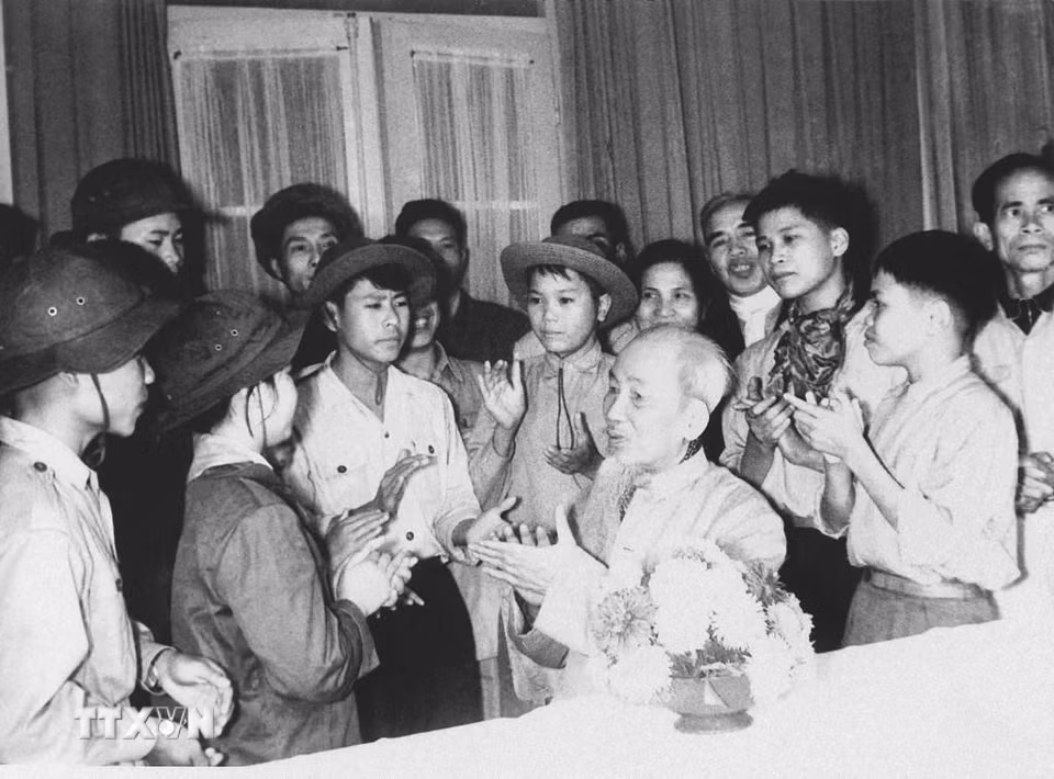 Bác Hồ với các cháu thiếu nhi dũng sỹ miền Nam ra thăm miền Bắc (13/2/1969). (Ảnh: Tư liệu TTXVN)