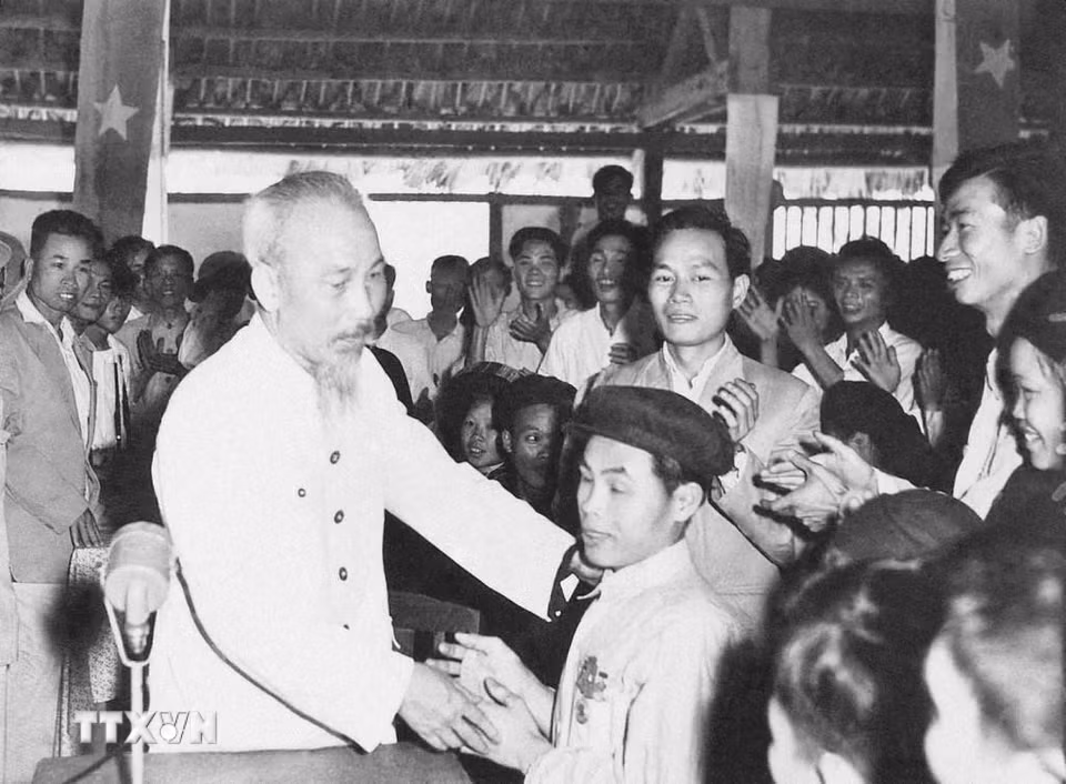 Tại Hội nghị Thanh niên xã hội chủ nghĩa khu Việt Bắc, Chủ tịch Hồ Chí Minh thăm hỏi chiến sỹ thi đua Phạm Trung Pồn, tuy bị mù cả hai mắt nhưng có nhiều sáng kiến cải tiến nông cụ (13/3/1960). (Ảnh: Tư liệu/TTXVN phát)