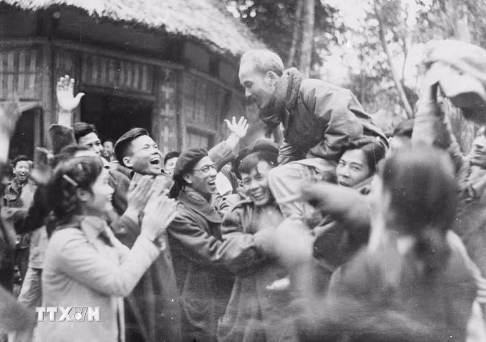 Chủ tịch Hồ Chí Minh với các đại biểu Đại hội thống nhất Việt minh-Liên Việt năm 1951. (Ảnh: Tư liệu TTXVN)