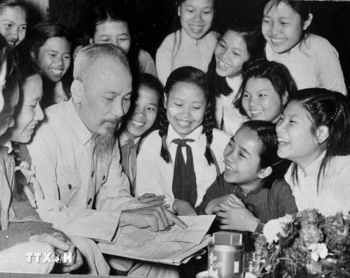 Học sinh THCS Trưng Vương Hà Nội đến chúc thọ Chủ tịch Hồ Chí Minh (5/1956). (Ảnh: TTXVN)