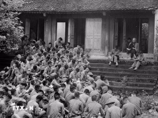 Ngày 19/9/1954, tại sân Đền Giếng, trong khu Di tích Hùng, tại núi Nghĩa Lĩnh, xã Hy Cương, huyện Lâm Thao, Phú Thọ, Chủ tịch Hồ Chí Minh căn dặn các chiến sỹ Đại đoàn quân Tiên phong trước khi đơn vị tiến về giải phóng Thủ Đô: "Các Vua Hùng đã có công dựng nước, Bác cháu ta phải cùng nhau giữ lấy nước". (Ảnh: Đinh Đăng Định/TTXVN)