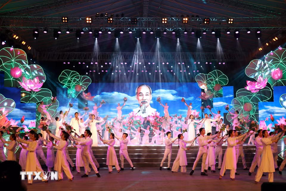 Tiết mục văn nghệ “Hồ Chí Minh đẹp nhất tên Người” kỷ niệm Ngày sinh Chủ tịch Hồ Chí Minh (19/5) và Ngày Bác Hồ ra đi tìm đường cứu nước (5/6) tại Thành phố Hồ Chí Minh, 19/5/2019. (Ảnh: Thanh Vũ/TTXVN) ​