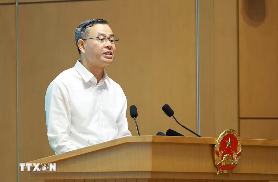 Bộ trưởng Bộ Tài chính Ngô Văn Tuấn báo cáo tình hình kinh tế-xã hội tháng 6 và 6 tháng đầu năm 2026. (Ảnh: Dương Giang/TTXVN)