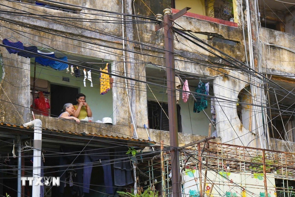 Hiện vẫn còn nhiều hộ dân sinh sống tại đơn nguyên 2 khu tập thể cũ Ngọc Khánh, quận Ba Đình. (Ảnh: Ngọc Anh/TTXVN phát)