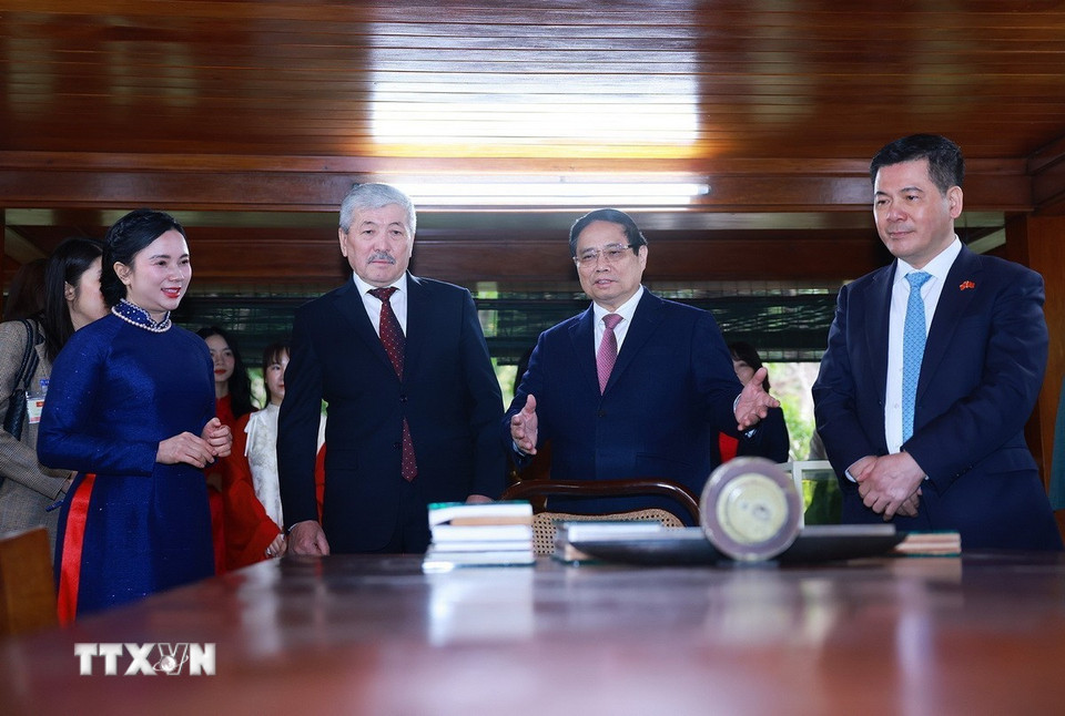 Thủ tướng Phạm Minh Chính giới thiệu với Thủ tướng Kyrgyzstan Adylbek Kasymaliev những kỷ vật của Bác Hồ trong Khu Di tích. (Ảnh: Dương Giang/TTXVN)
