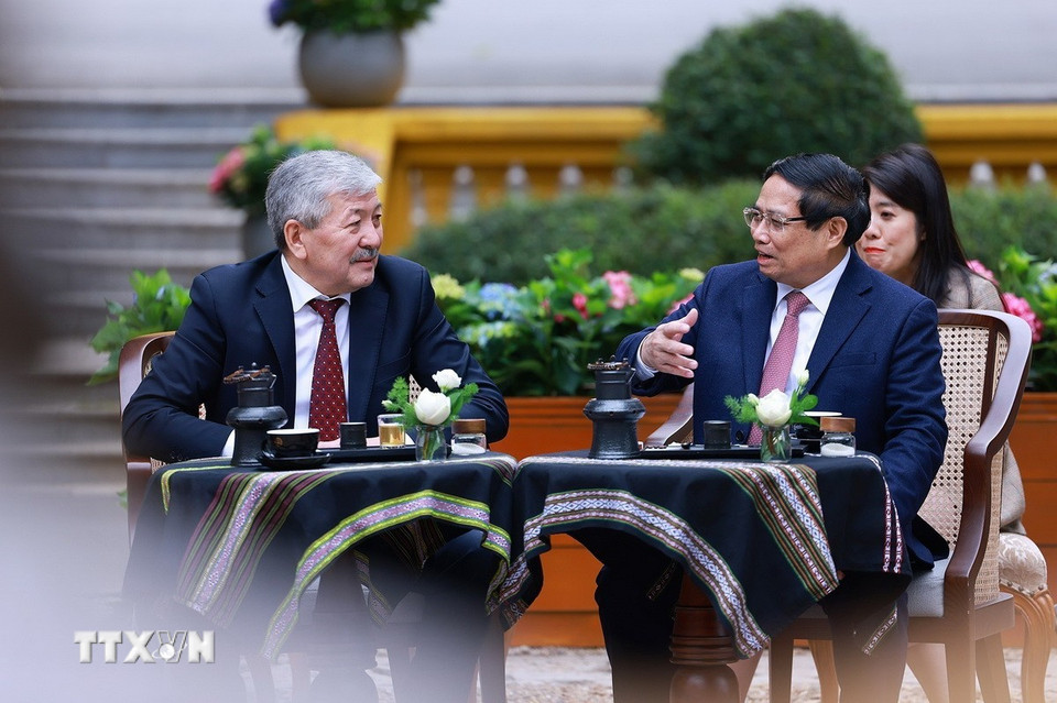 Thủ tướng Phạm Minh Chính và Thủ tướng Kyrgyzstan Adylbek Kasymaliev cùng thưởng thức văn hóa càphê Việt Nam trong khuôn viên Di tích Phủ Chủ tịch. (Ảnh: Dương Giang/TTXVN)