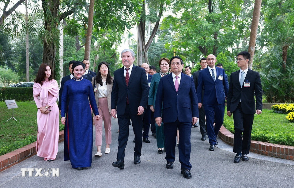 Thủ tướng Phạm Minh Chính và Thủ tướng Kyrgyzstan Adylbek Kasymaliev thăm Nhà sàn Bác Hồ trong Khu Di tích Phủ Chủ tịch. (Ảnh: Dương Giang/TTXVN)
