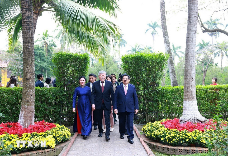 Thủ tướng Phạm Minh Chính và Thủ tướng Kyrgyzstan Adylbek Kasymaliev thăm Nhà sàn Bác Hồ trong Khu Di tích Phủ Chủ tịch. (Ảnh: Dương Giang/TTXVN)