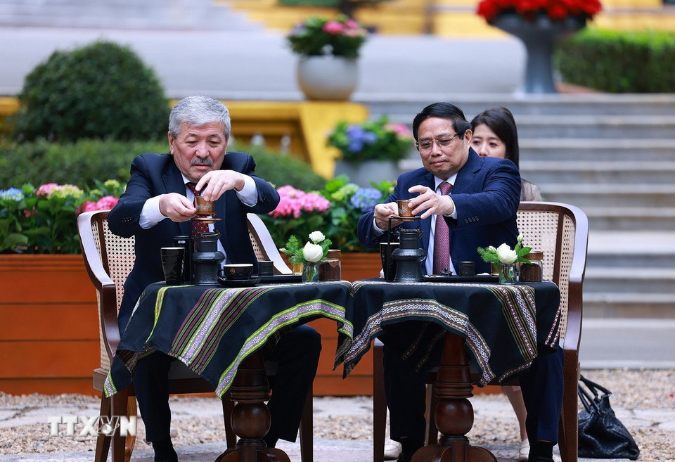 Thủ tướng Phạm Minh Chính và Thủ tướng Kyrgyzstan Adylbek Kasymaliev cùng thưởng thức văn hóa càphê Việt Nam trong khuôn viên Di tích Phủ Chủ tịch. (Ảnh: Dương Giang/TTXVN)