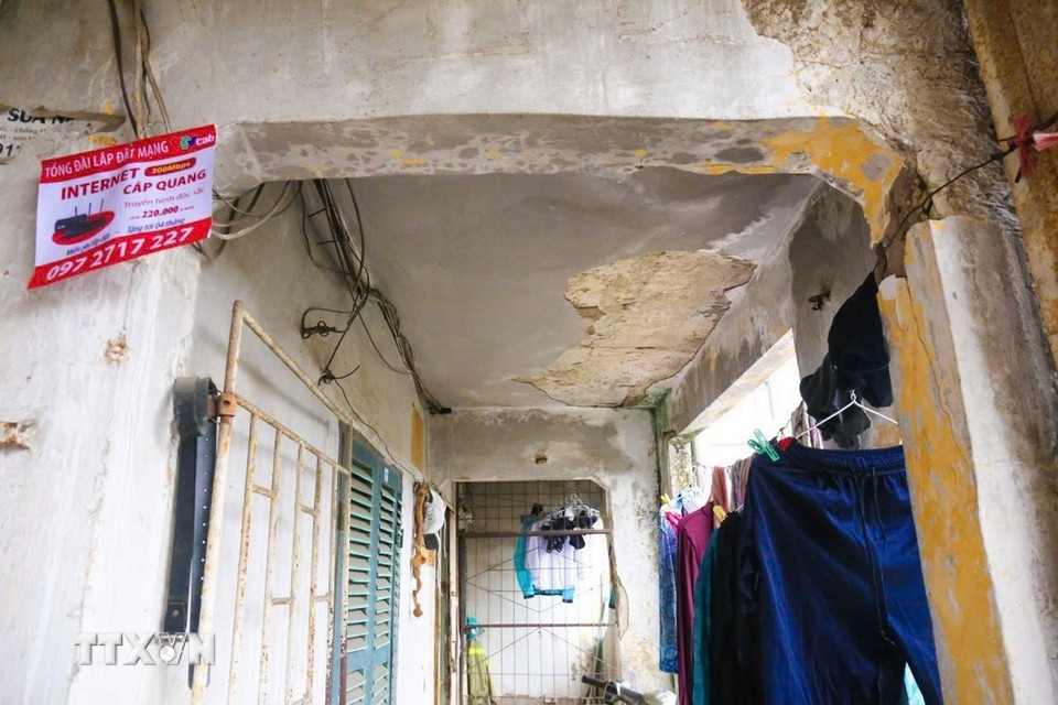 Nhiều khu tập thể cũ đã xuống cấp mất an toàn nhưng người dân vẫn phải sinh sống hàng ngày. (Ảnh: Ngọc Anh/TTXVN phát)