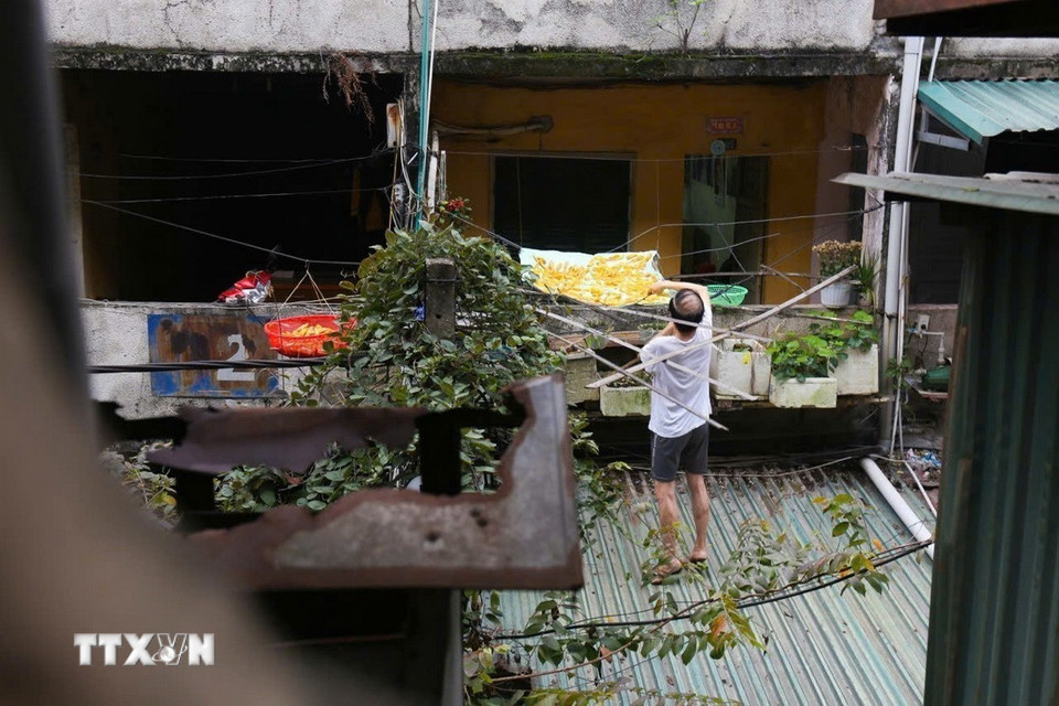 Người dân tận dụng mọi chỗ phục vụ sinh hoạt hàng ngày tại các khu tập thể cũ. (Ảnh: Ngọc Anh/ TTXVN phát)