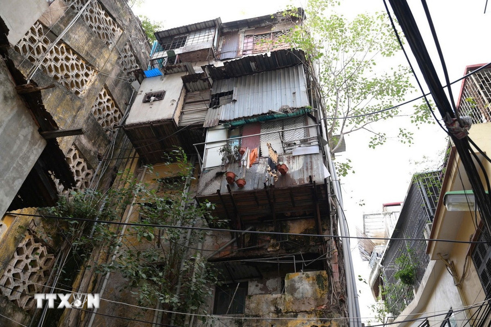 Hiện nay, trên địa bàn Thành phố Hà Nội có 200 nhà cấp C, 137 nhà cấp B và 7 nhà thuộc diện nguy hiểm cấp D cần phải cải tạo và xây dựng lại. (Ảnh: Lương Hiếu/TTXVN phát)