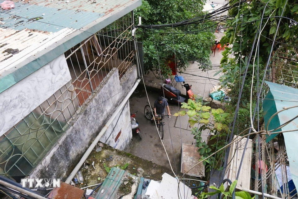 Trên địa bàn Thành phố Hà Nội hiện có hơn 1.500 chung cư cũ, chủ yếu được xây dựng vào giai đoạn 1960-1990 của thế kỷ trước. (Ảnh: Ngọc Anh/ TTXVN phát)